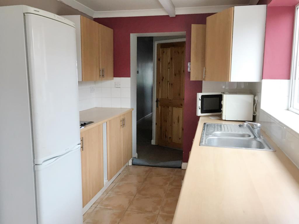 Lot: 56 - FREEHOLD FOUR-BEDROOM HMO - Communal kitchen